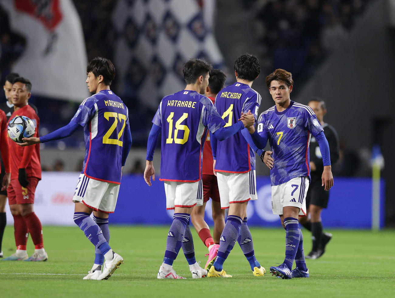 日本対ミャンマー　試合後、勝利の喜びを分かち合う佐野（右）らイレブン（撮影・前田充）