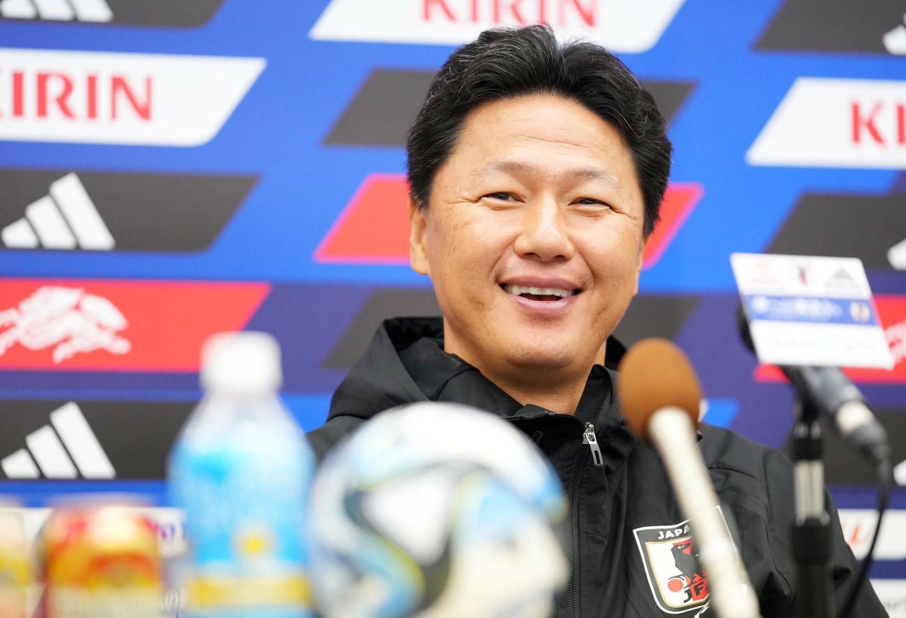 会見で笑顔を見せるU22日本代表大岩監督（撮影・横山健太）