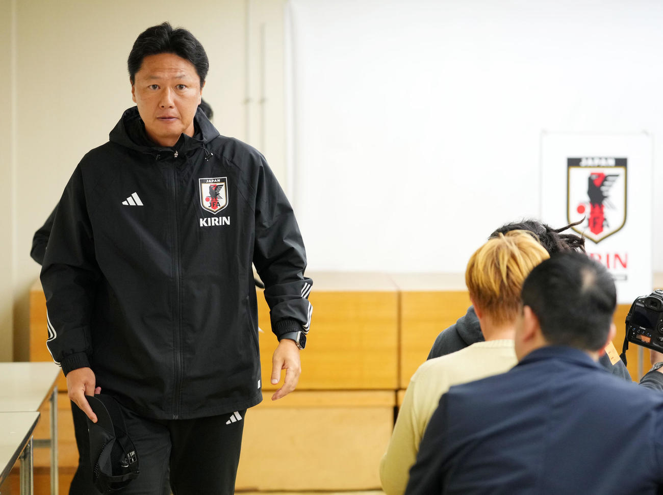 会見を終え引き揚げるU22日本代表大岩監督（撮影・横山健太）