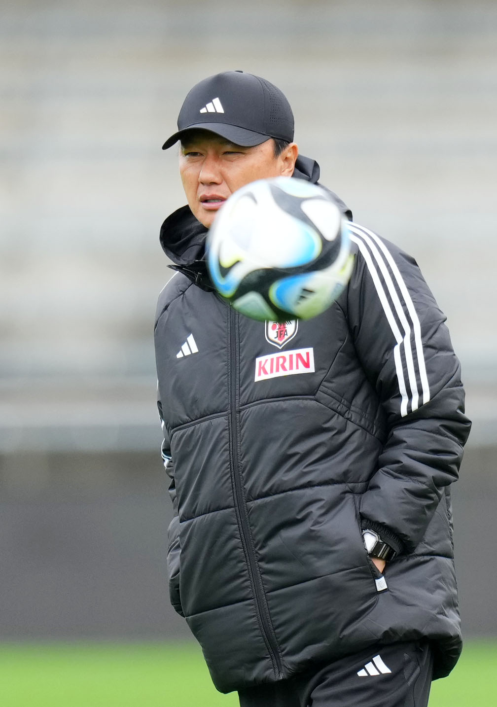 練習を見つめるU22日本代表大岩監督（撮影・横山健太）