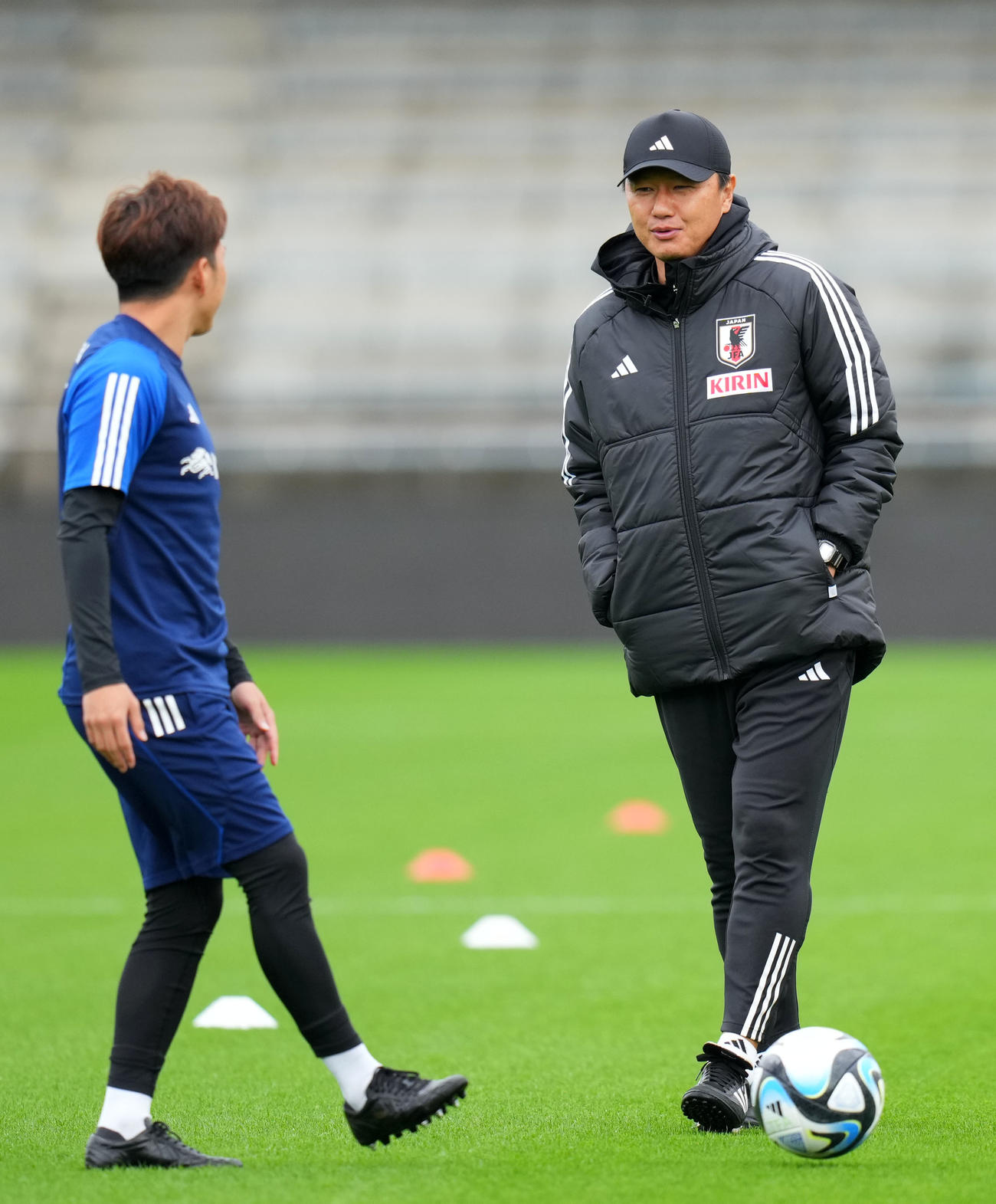 選手たちと言葉を交わすU22日本代表大岩監督（右）（撮影・横山健太）
