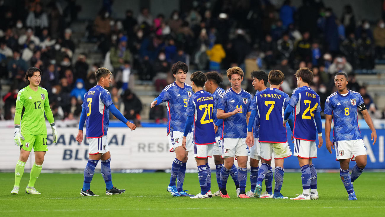 U22日本代表対U22アルゼンチン代表　U22アルゼンチン代表に勝利しタッチを交わすU22日本代表イレブン（撮影・横山健太）