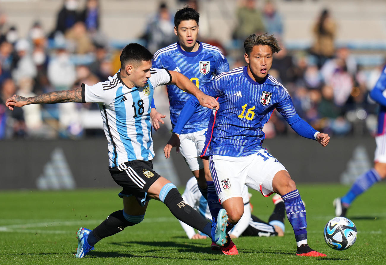 U22日本代表対U22アルゼンチン代表　前半、パスを出す松木（右）（撮影・横山健太）