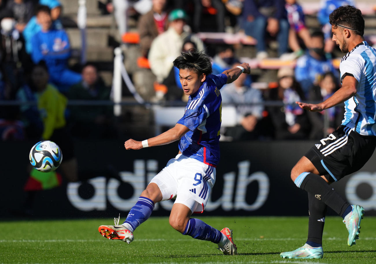 U22日本代表対U22アルゼンチン代表　前半、シュートを放つ小田（撮影・横山健太）