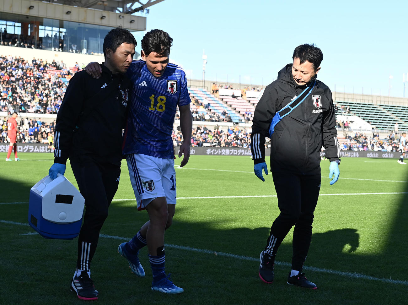 U22日本代表対U22アルゼンチン代表　前半、負傷交代する佐藤（中央）（撮影・横山健太）