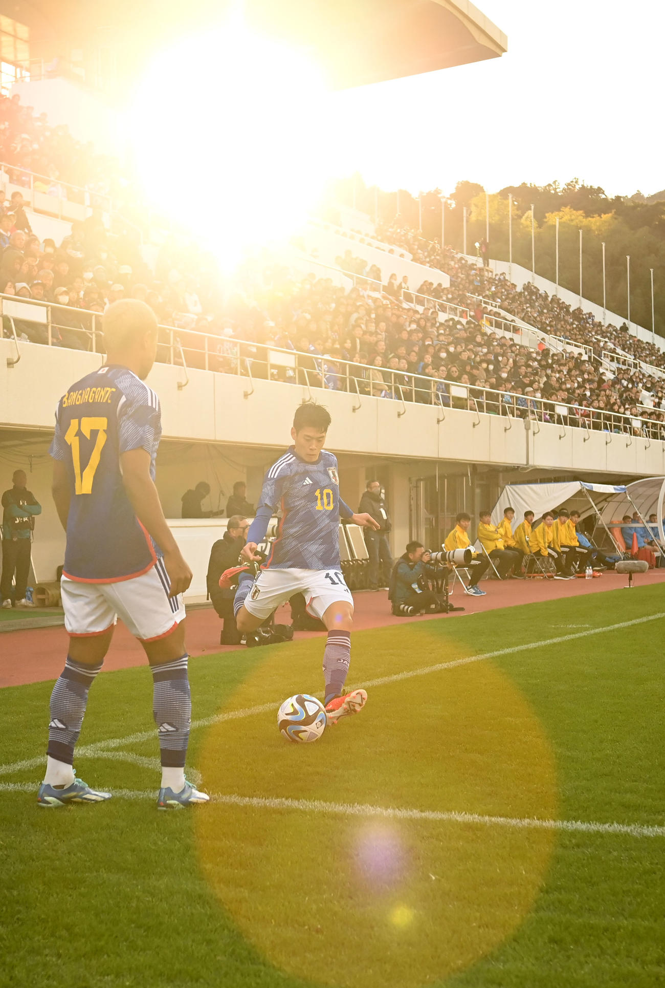 U22日本代表対U22アルゼンチン代表　後半、クロスを上げる鈴木（右）（撮影・横山健太）