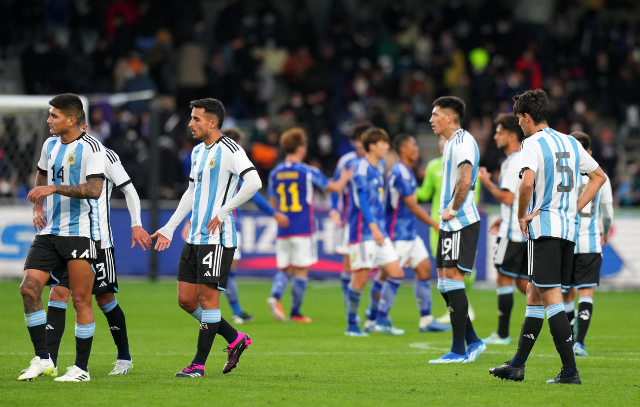 U22日本代表対U22アルゼンチン代表　U22日本代表に敗れ肩を落とすU22アルゼンチン代表イレブン（撮影・横山健太）