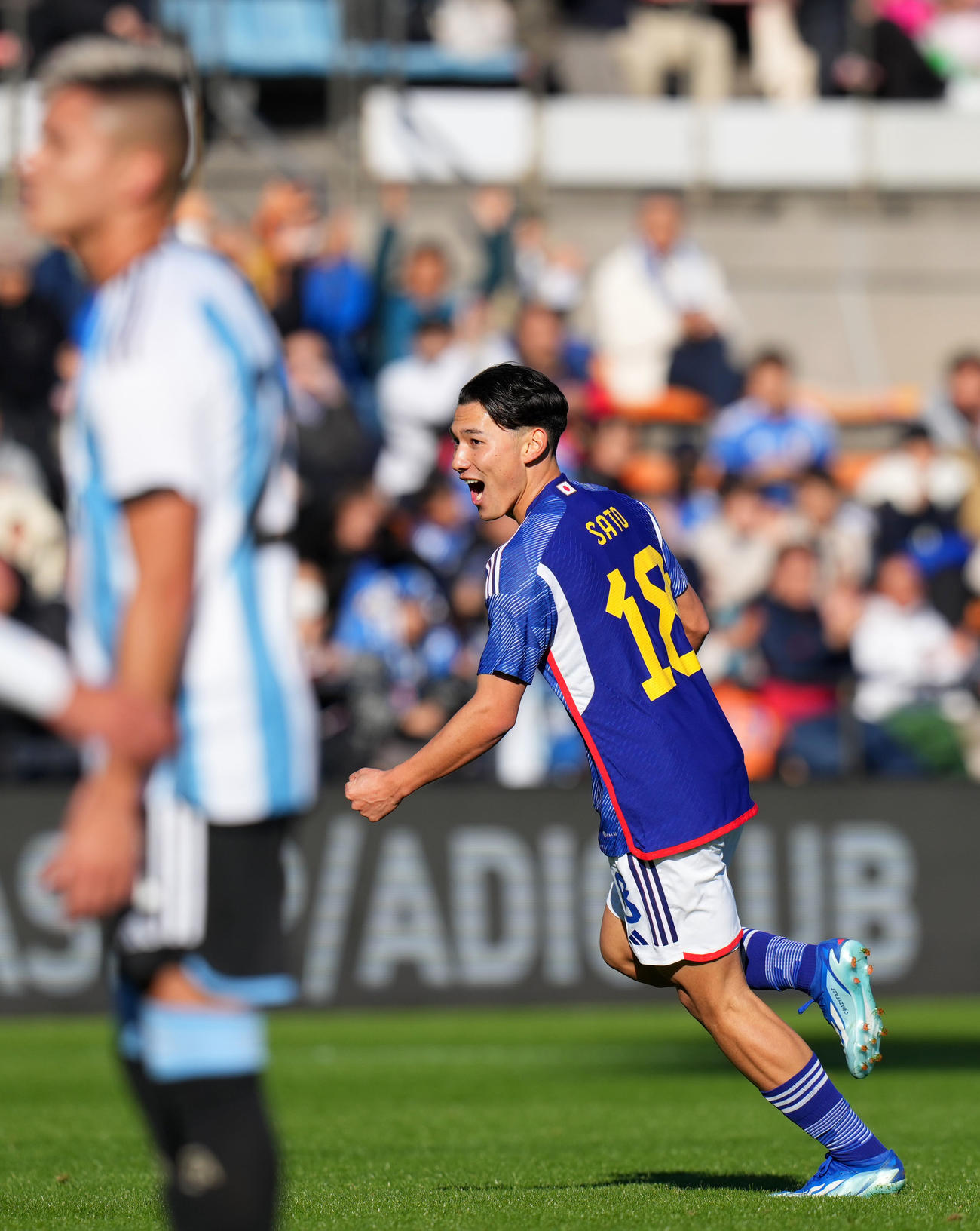 U22日本代表対U22アルゼンチン代表　前半、ゴールを決めほえる佐藤（撮影・横山健太）