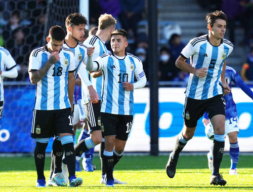 U22日本代表対U22アルゼンチン代表　後半、FKを直接決めガッツポーズするU22アルゼンチン代表ティアゴ・アルマダ（中央）（撮影・横山健太）
