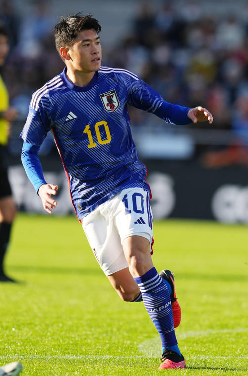 U22日本代表対U22アルゼンチン代表　後半、ゴールを決める鈴木（撮影・横山健太）