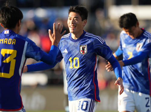 U22日本代表対U22アルゼンチン代表　後半、ゴールを決め笑顔を見せる鈴木（撮影・横山健太）