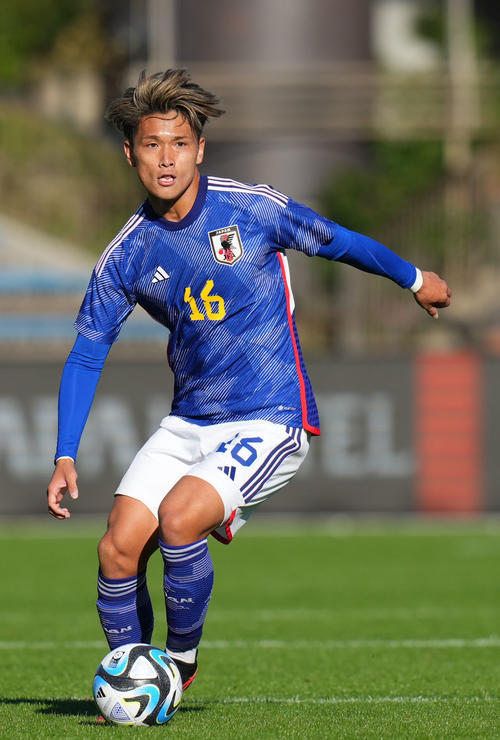 U22日本代表対U22アルゼンチン代表　前半、ドリブルする松木（撮影・横山健太）