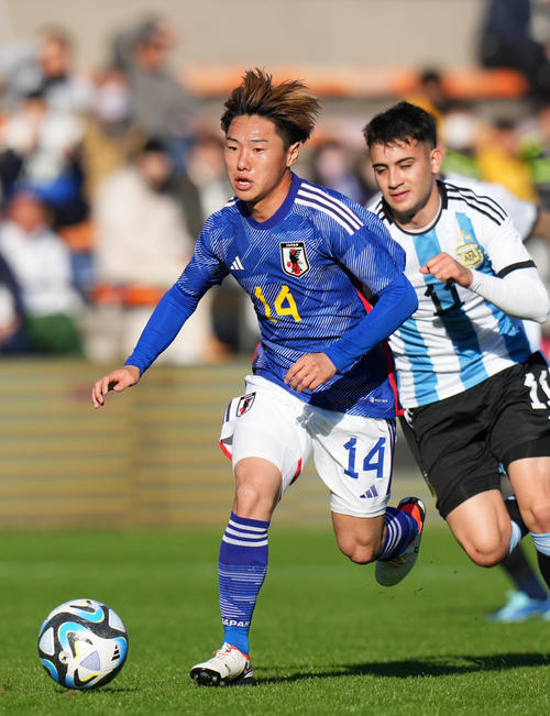 U22日本代表対U22アルゼンチン代表　前半、ドリブルする三戸（撮影・横山健太）