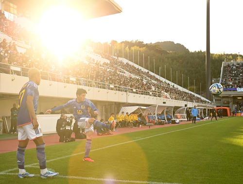 U22日本代表対U22アルゼンチン代表　後半、クロスを上げる鈴木（右）（撮影・横山健太）