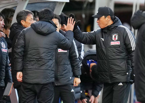 U22日本代表対U22アルゼンチン代表　U22アルゼンチン代表に勝利しタッチを交わす大岩監督（右）（撮影・横山健太）