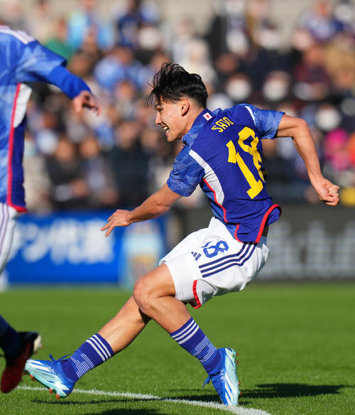 U22日本代表対U22アルゼンチン代表　前半、ゴールを決める佐藤（撮影・横山健太）
