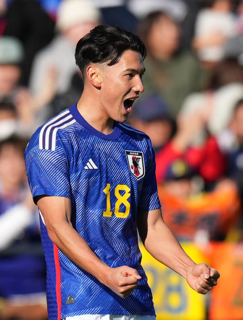 U22日本代表対U22アルゼンチン代表　前半、ゴールを決めほえる佐藤（撮影・横山健太）