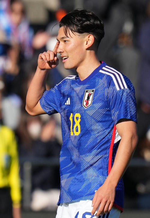 U22日本代表対U22アルゼンチン代表　前半、ゴールを決めポーズを決める佐藤（撮影・横山健太）