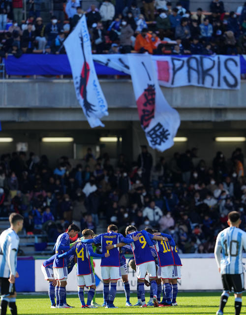 U22日本代表対U22アルゼンチン代表　後半、円陣を組むU22日本代表イレブン（撮影・横山健太）