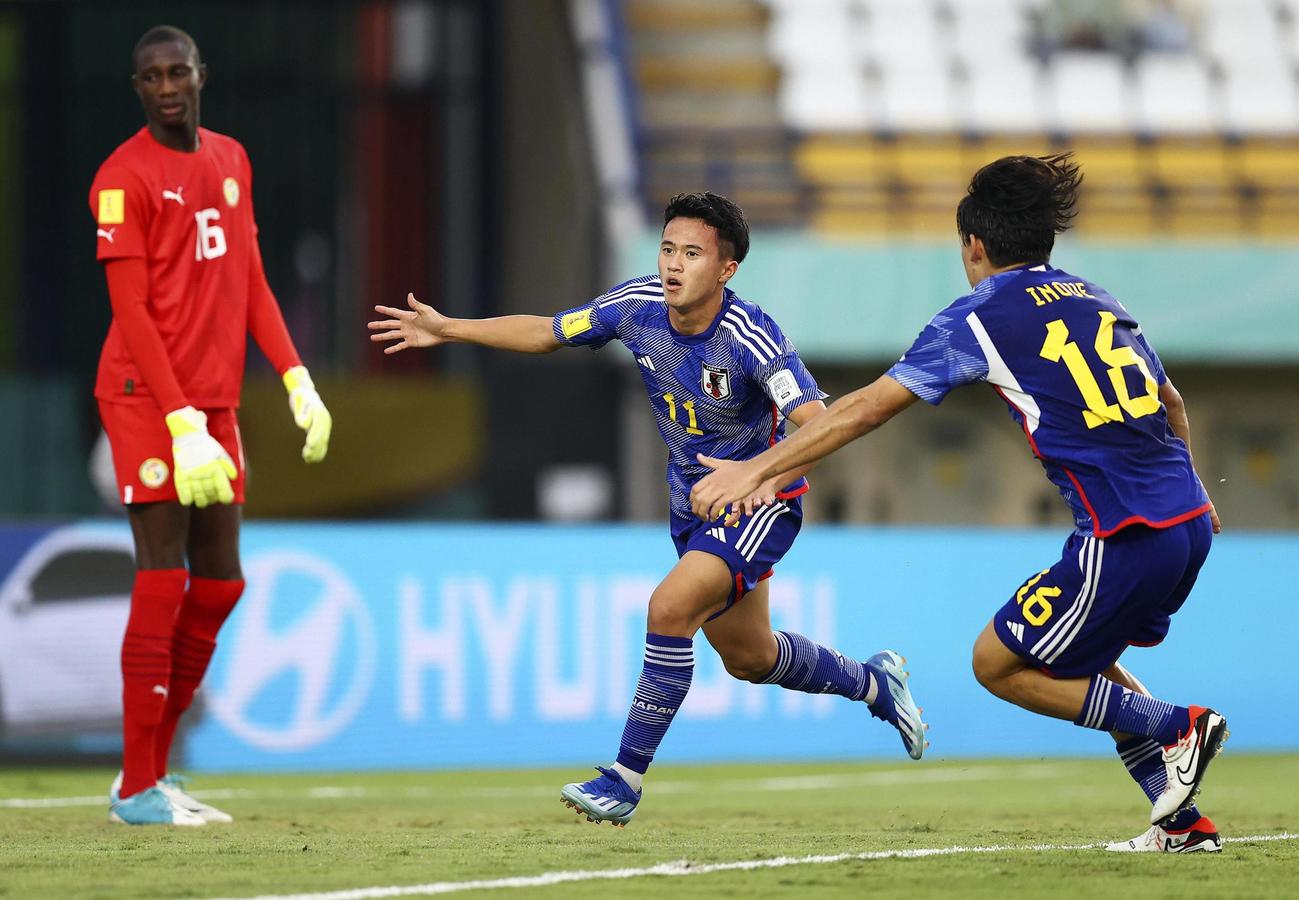 セネガル戦の後半、先制ゴールを決め、駆け出す高岡（中央）（FIFA提供・ゲッティ＝共同）