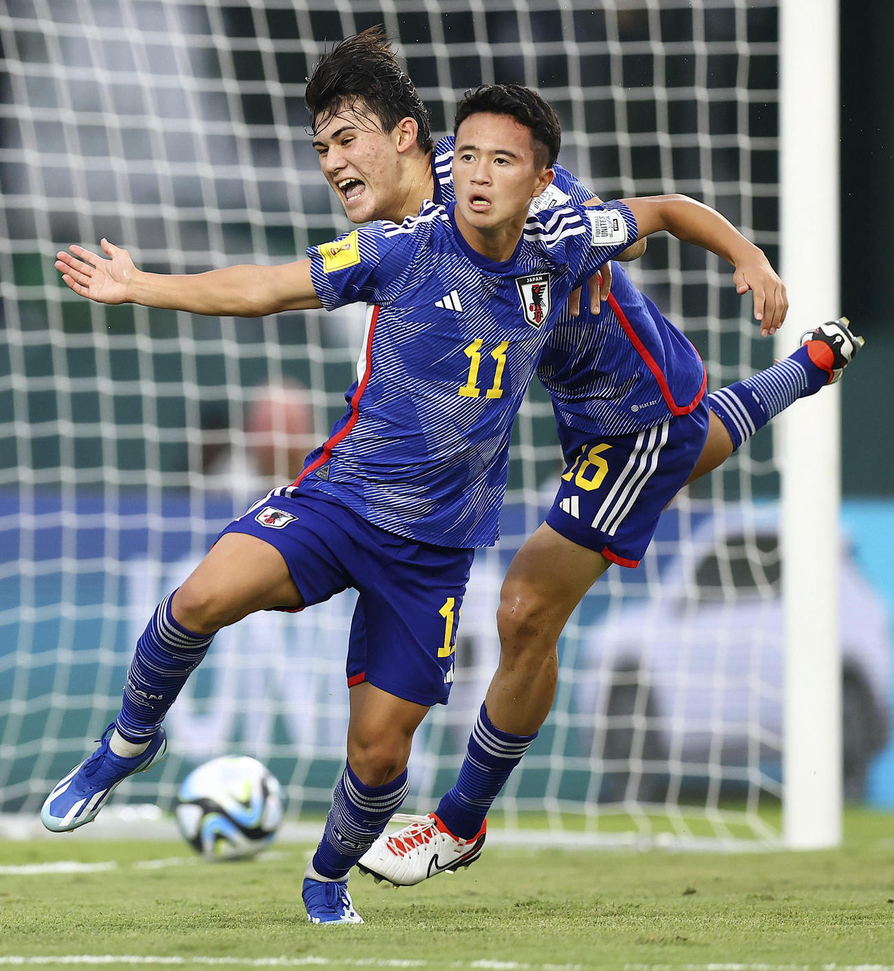 セネガル戦の後半、先制ゴールを決めた高岡（手前）（FIFA提供・ゲッティ＝共同）