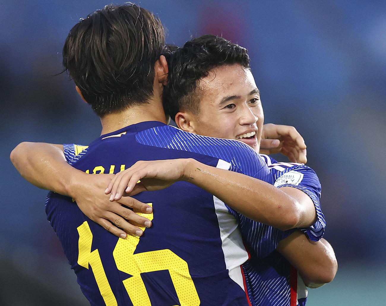 セネガル戦の後半、自身2点目のゴールを決め、祝福される高岡（奥）（FIFA提供・ゲッティ＝共同）