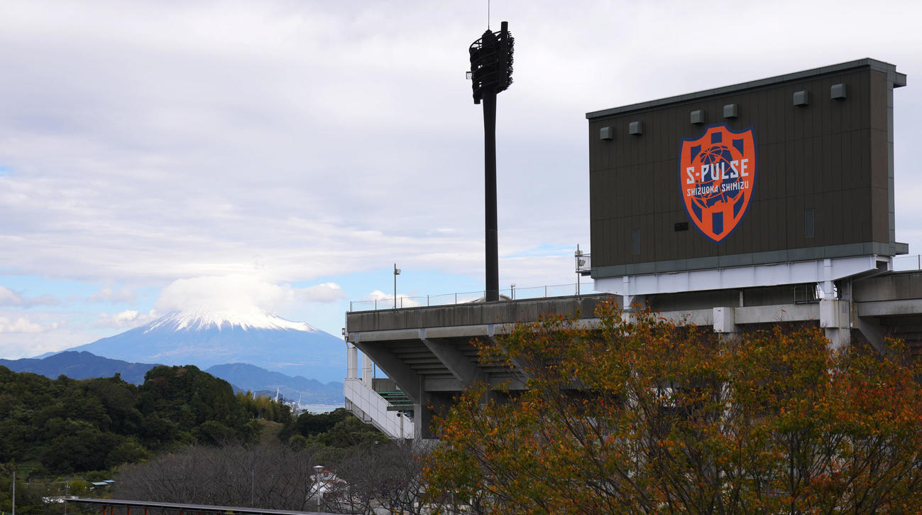 U22日本代表対U22アルゼンチン代表戦が行われるIAIスタジアム日本平の後方には富士山がそびえ立つ（撮影・横山健太）