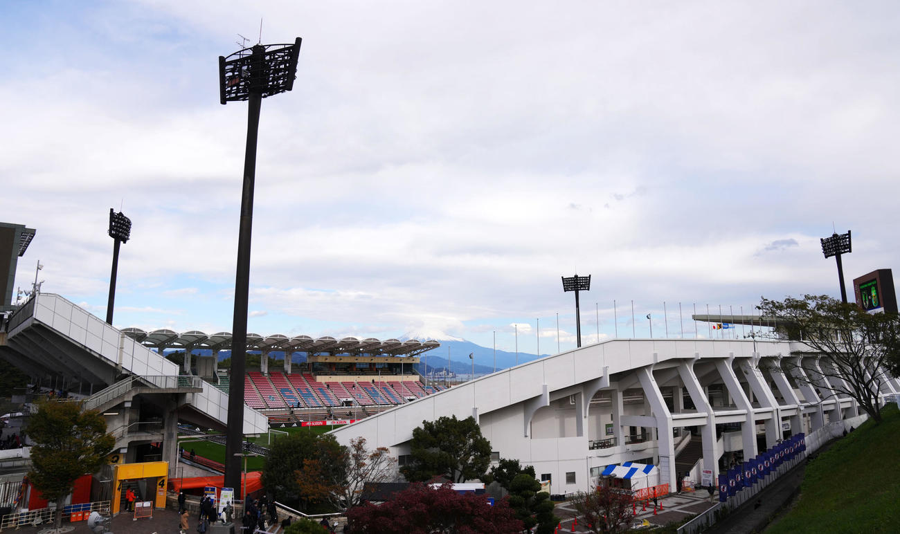 U22日本代表対U22アルゼンチン代表戦が行われるIAIスタジアム日本平の後方には富士山がそびえ立つ（撮影・横山健太）