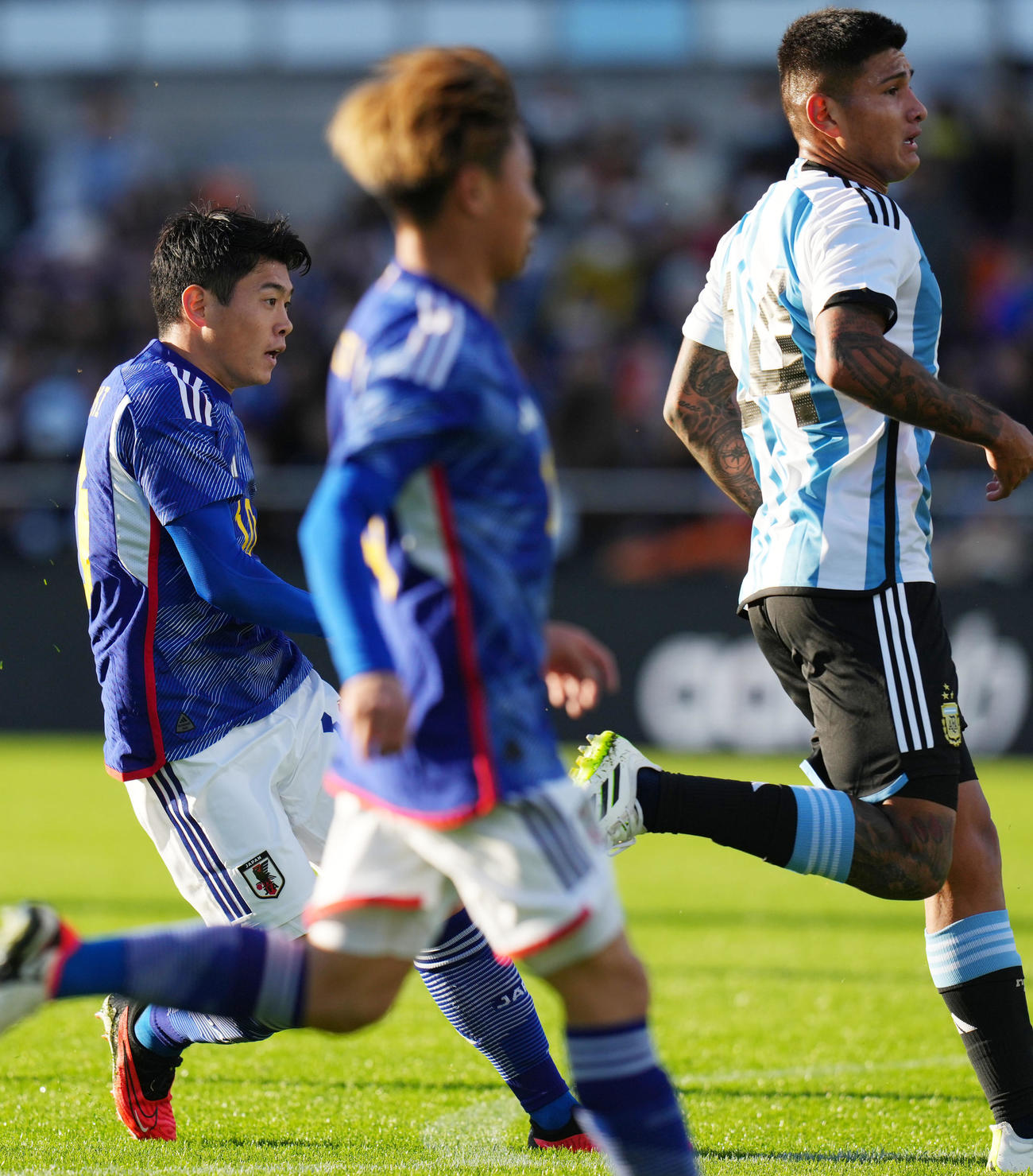 U22日本代表対U22アルゼンチン代表　後半、ゴールを決める鈴木（左）（撮影・横山健太）
