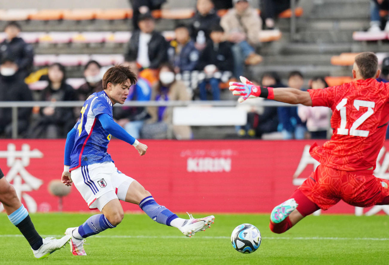 U22日本代表対U22アルゼンチン代表　後半、ゴールを決める福田（撮影・横山健太）