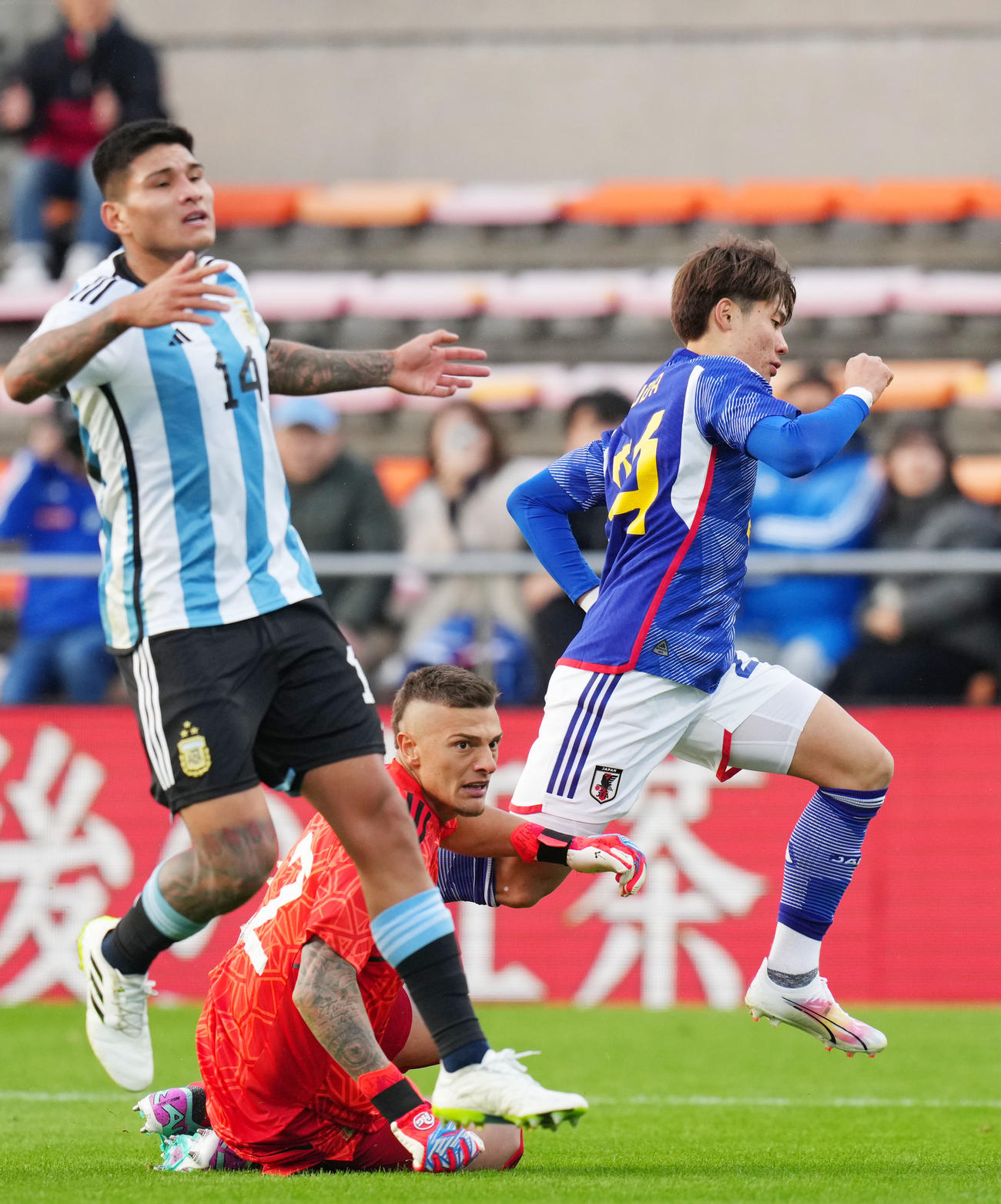 U22日本代表対U22アルゼンチン代表　後半、ゴールを決める福田（撮影・横山健太）