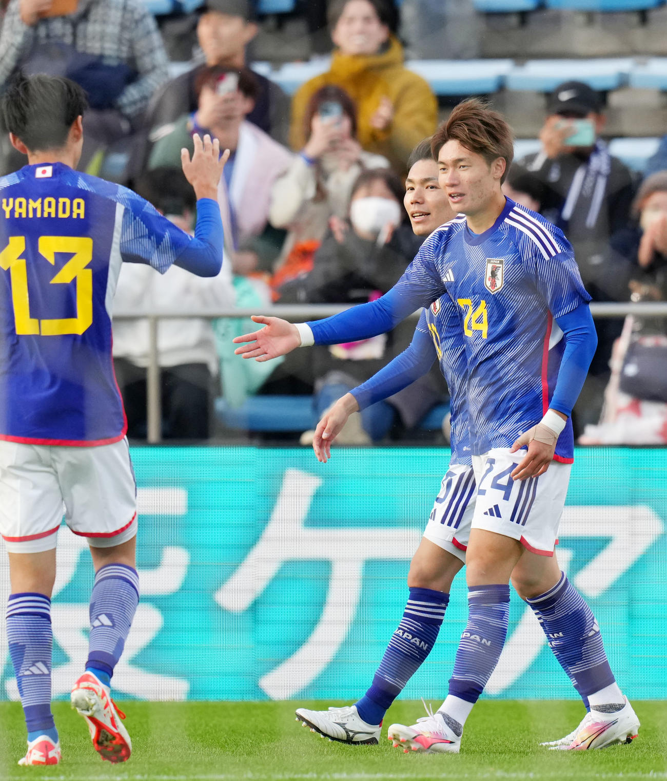 U22日本代表対U22アルゼンチン代表　後半、ゴールを決めタッチを交わす福田（右）（撮影・横山健太）