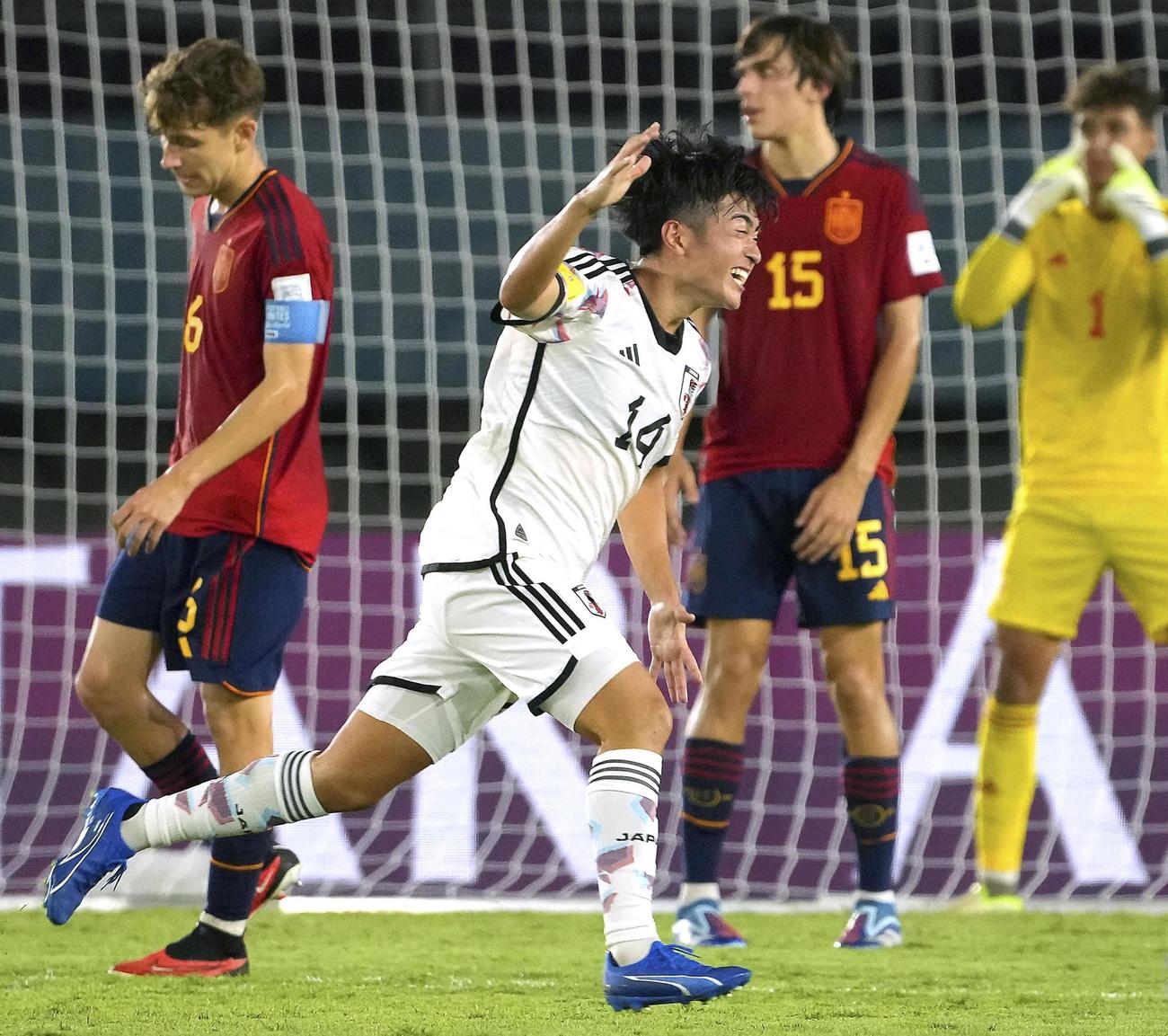 スペイン戦の前半、同点ゴールを決め、駆け出す名和田（手前）（FIFA提供・ゲッティ＝共同）