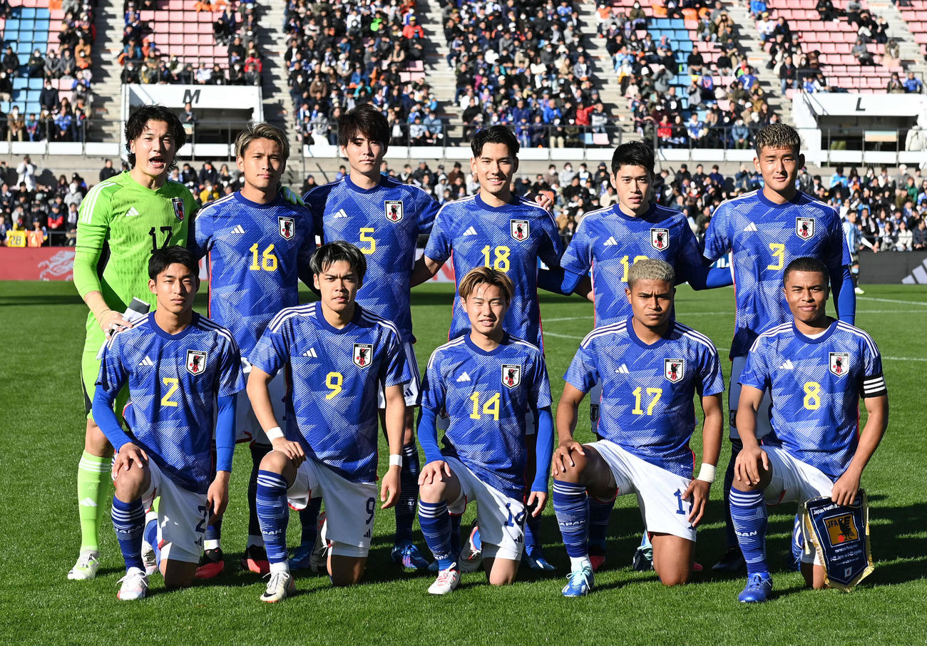 18日、アルゼンチン戦の先発メンバー。前列左から半田陸、小田裕太郎、三戸舜介、バングーナガンデ佳史扶、藤田譲瑠チマ。後列左からGK藤田和輝、松木玖生、木村誠二、佐藤恵允、鈴木唯人、西尾隆矢