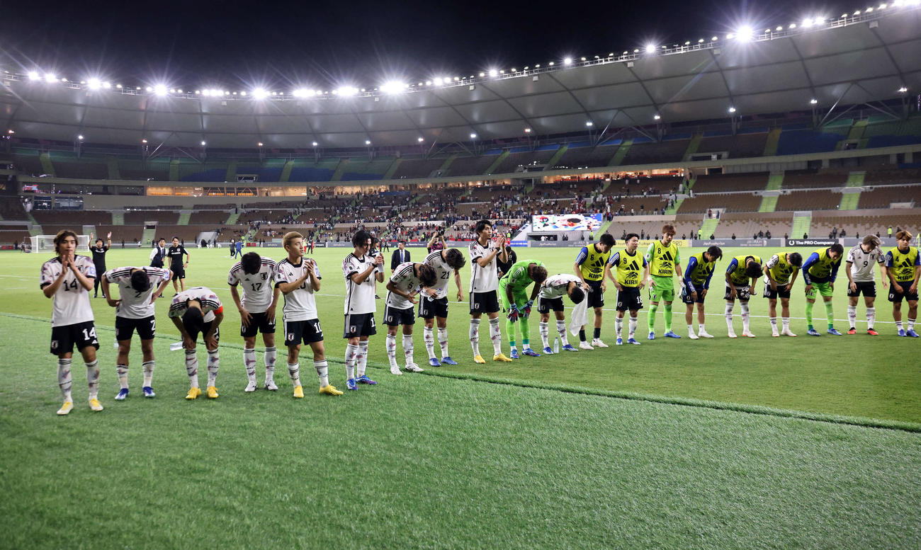 日本対シリア　勝利した日本の選手たちはサポーターにあいさつする（撮影・パオロ　ヌッチ）