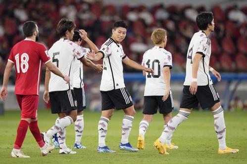 日本－シリア　後半、チーム5点目のゴールを決め、祝福される細谷（中央）（共同）