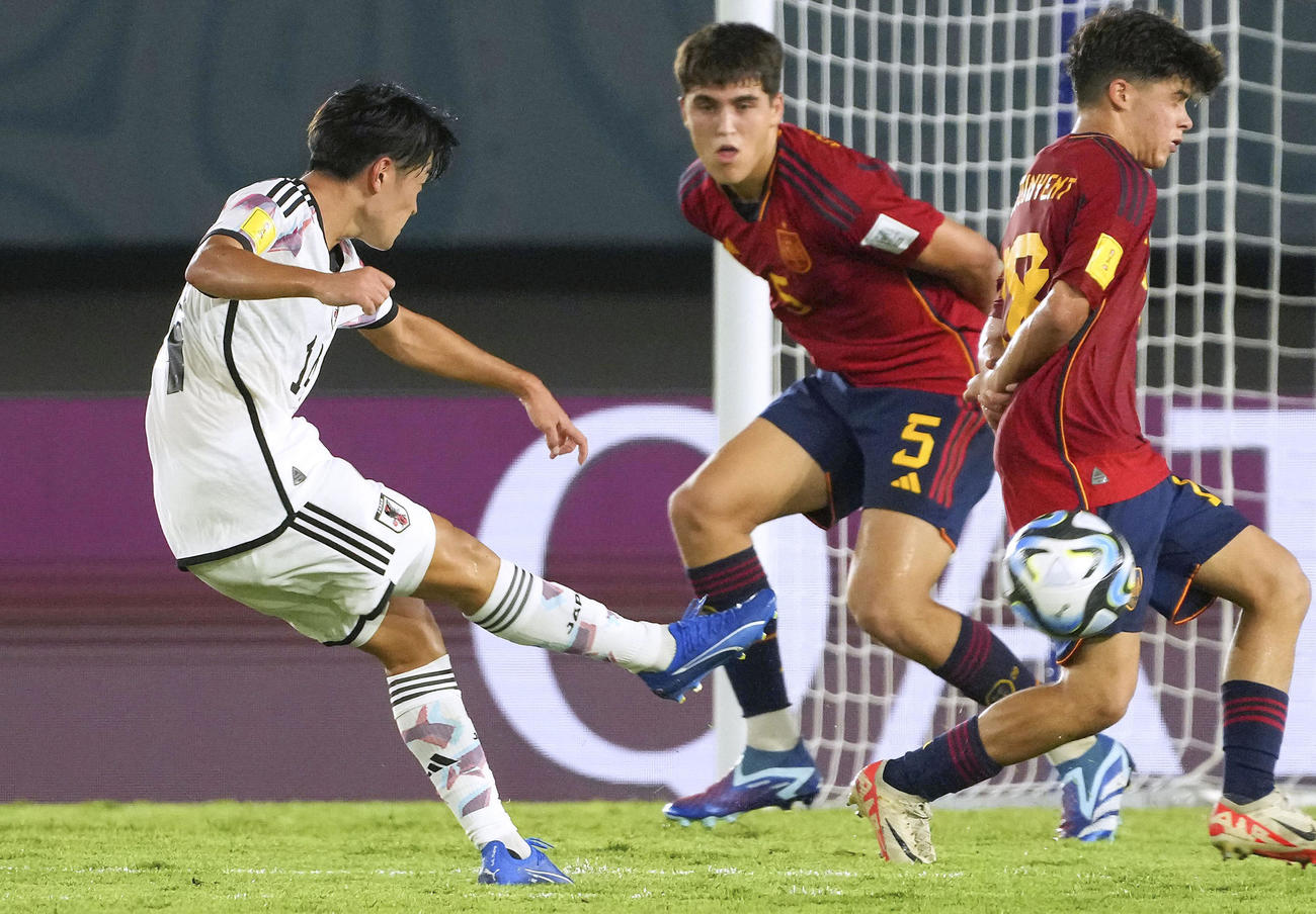 スペイン戦の前半、同点ゴールを決める名和田（左）（FIFA提供・ゲッティ＝共同）