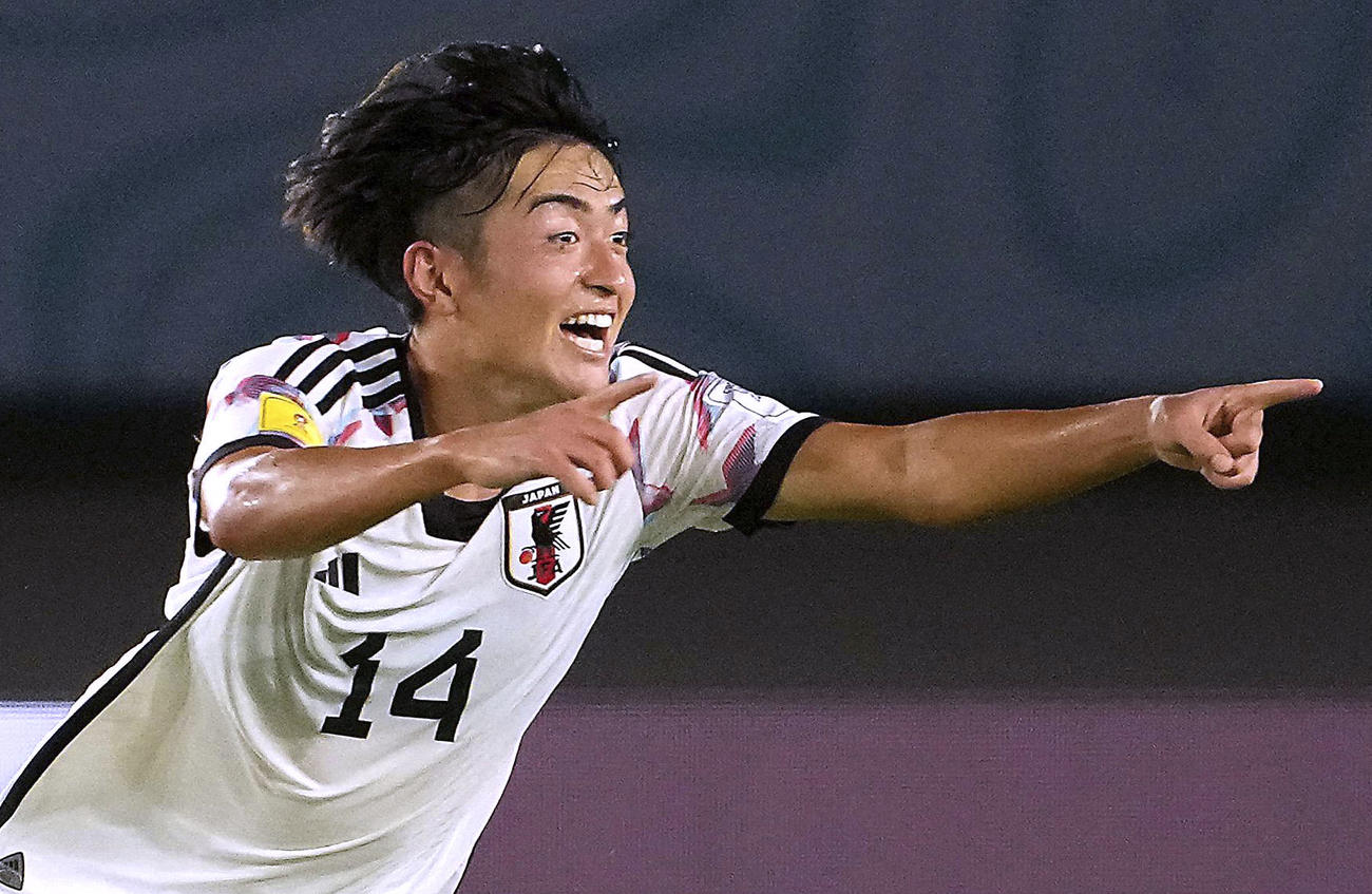 スペイン戦の前半、同点ゴールを決め、喜ぶ名和田（FIFA提供・ゲッティ＝共同）
