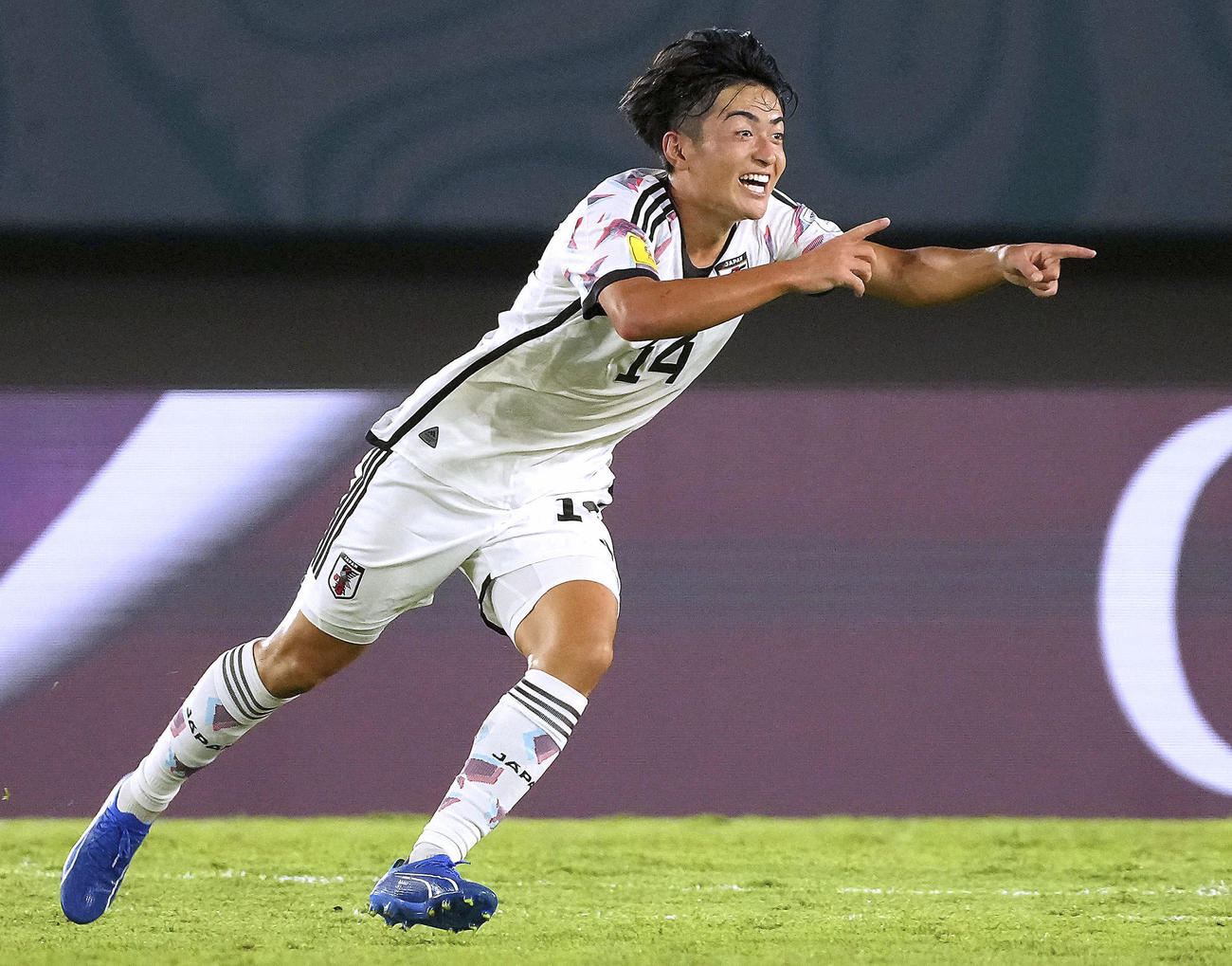 スペイン戦の前半、同点ゴールを決め、駆け出す名和田（FIFA提供・ゲッティ＝共同）