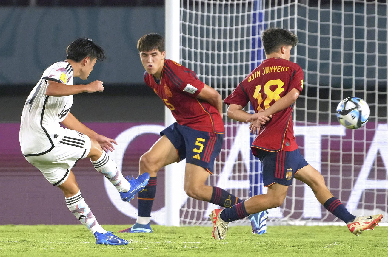 スペイン戦の前半、同点ゴールを決める名和田（左）（FIFA提供・ゲッティ＝共同）