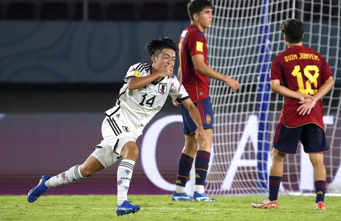 スペイン戦の前半、同点ゴールを決め、駆け出す名和田（左）（FIFA提供・ゲッティ＝共同）