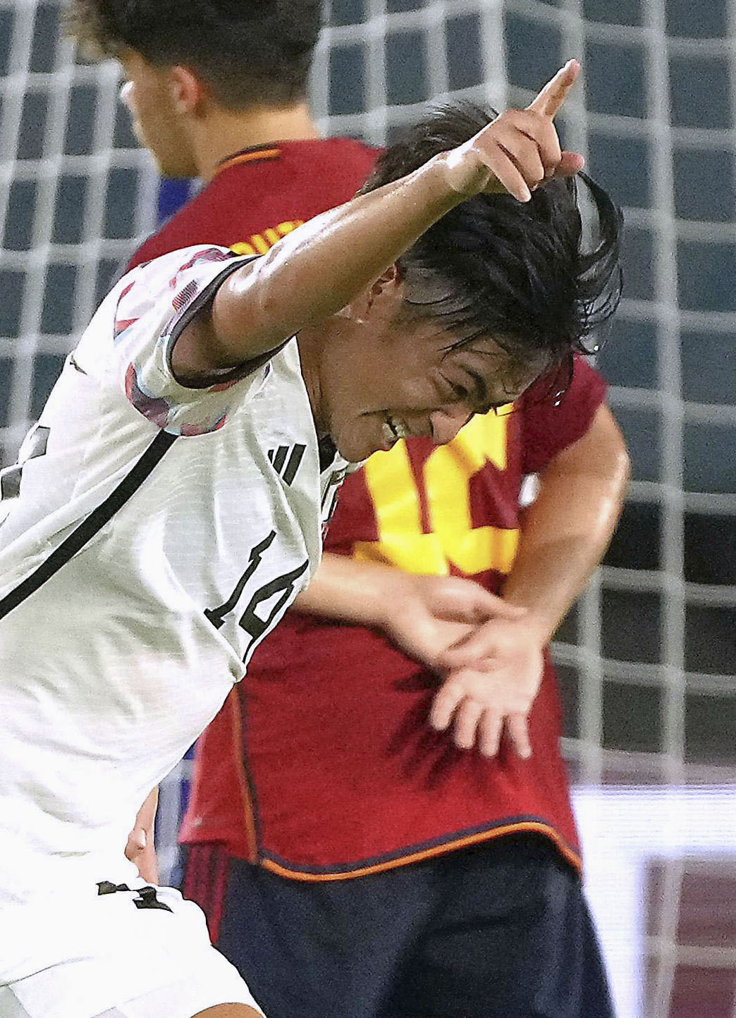 スペイン戦の前半、同点ゴールを決め、喜ぶ名和田（手前）（FIFA提供・ゲッティ＝共同）