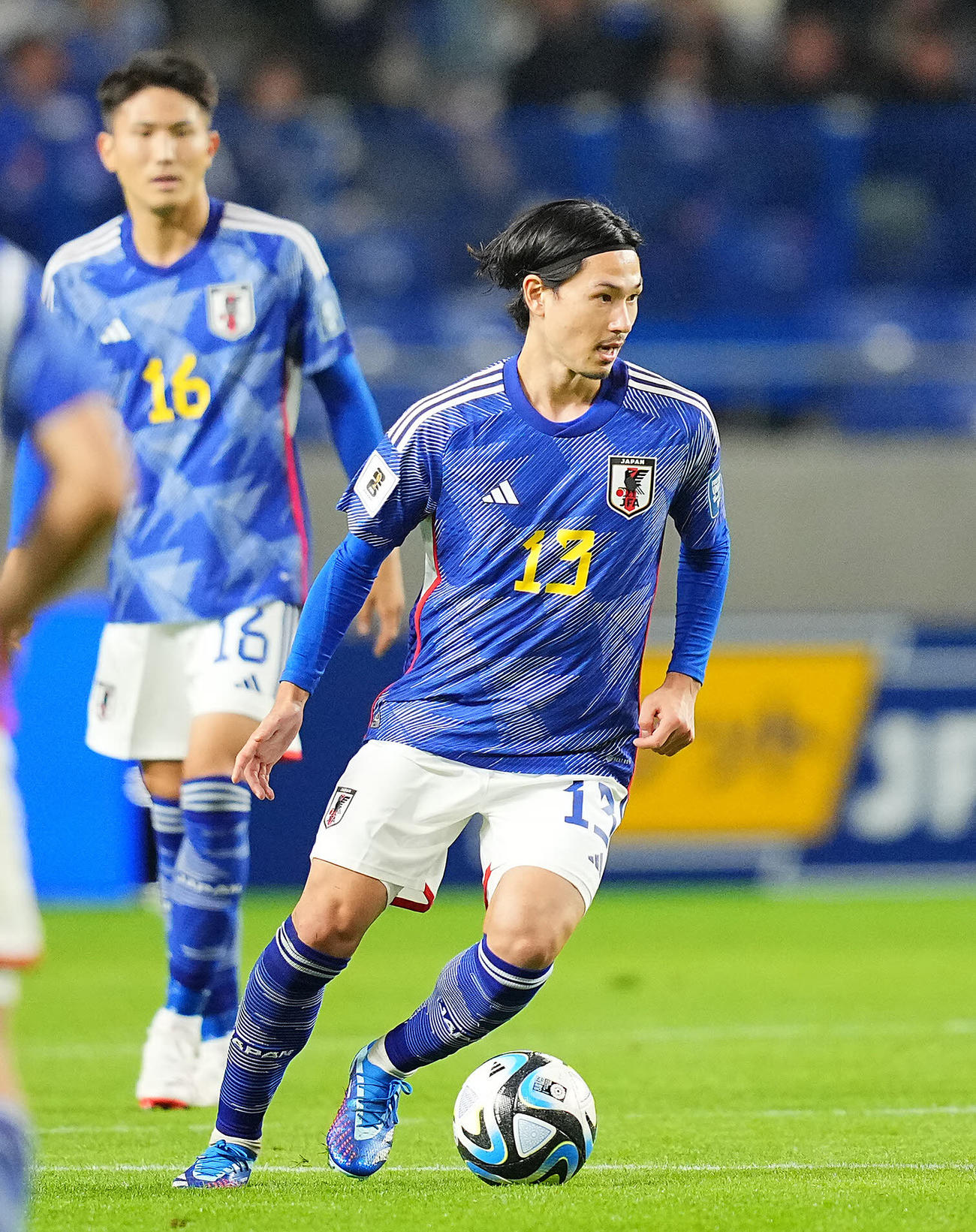 日本対ミャンマー　後半、ドリブルする南野（撮影・垰建太）