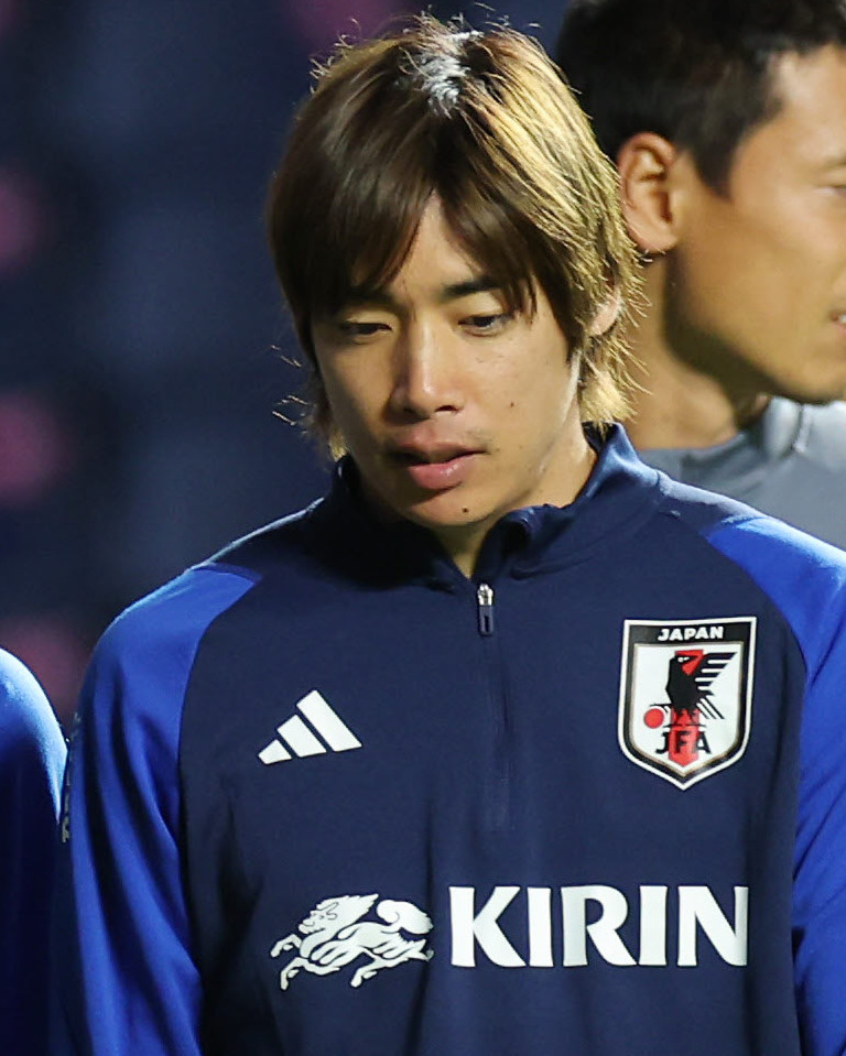 調整する伊東純也（2023年11月撮影）
