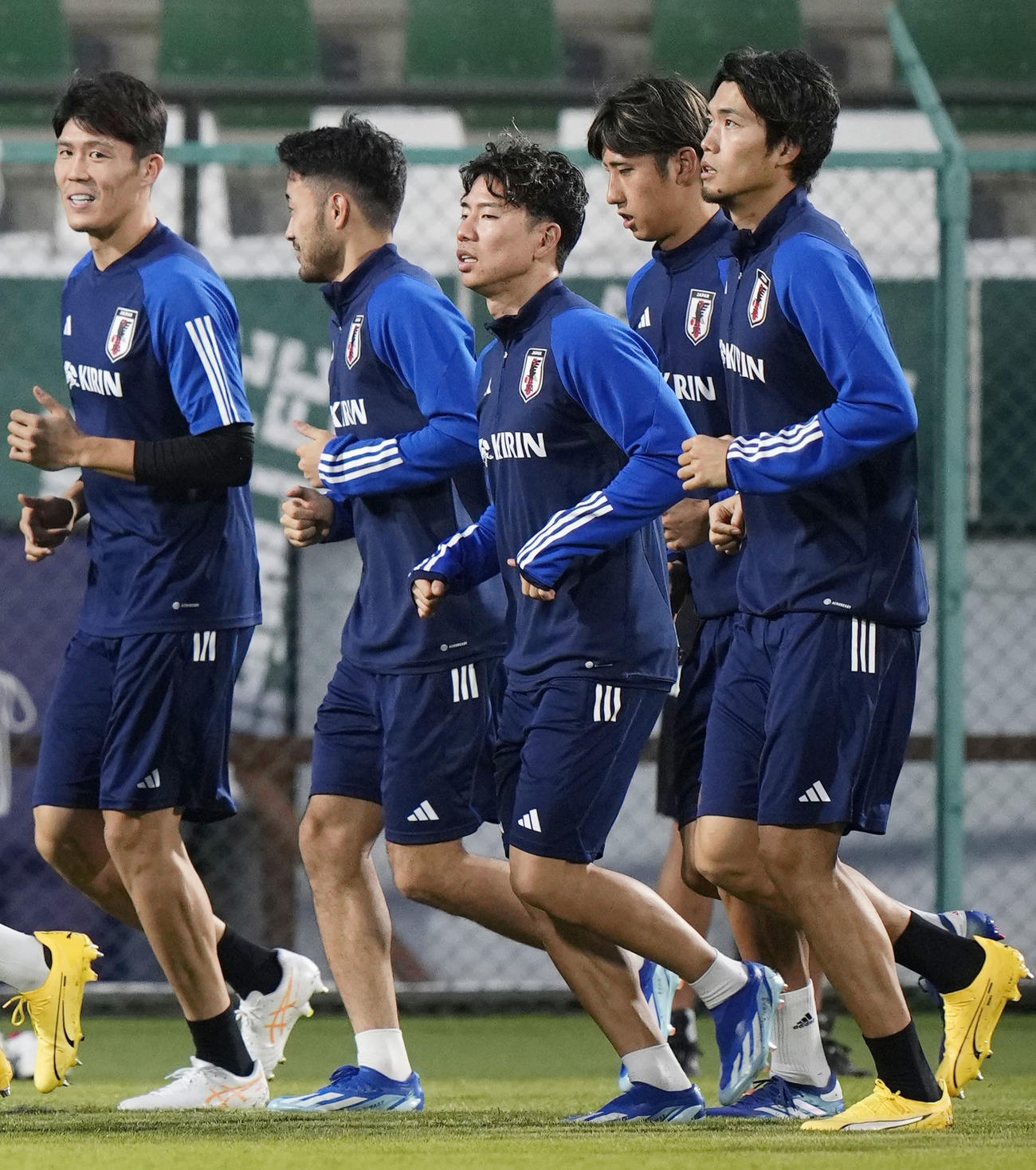シリア戦に向け調整する（左から）冨安、菅原、浅野、伊藤、町田（共同）