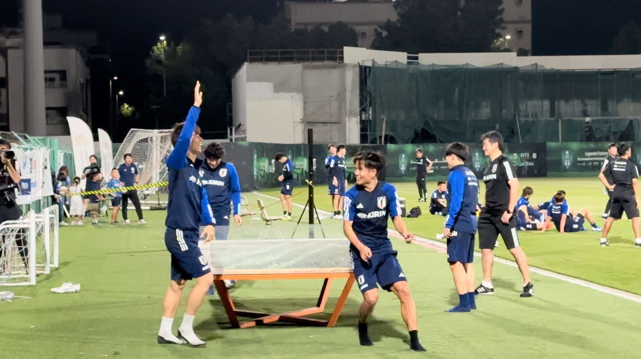 練習後にテックボールを楽しむMF久保建英（手前右）ら