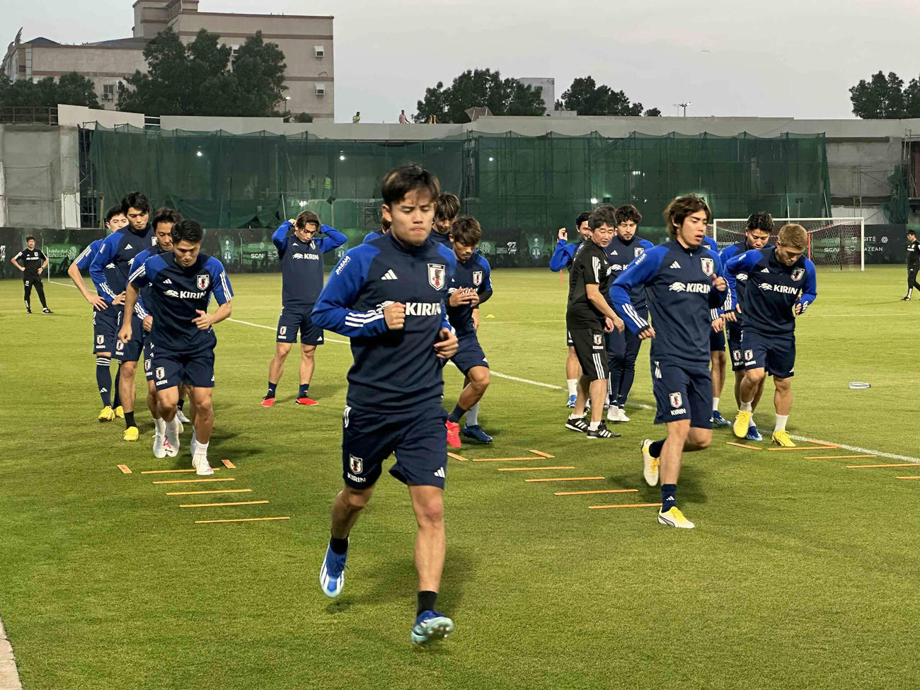 18日、ジッダでの初練習を行う日本代表MF久保（手前）ら