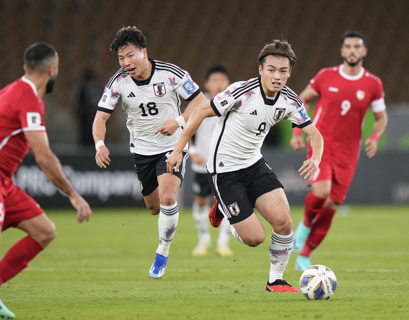 日本対シリア　前半、攻め込む上田（中央右）と浅野（同左）（共同）