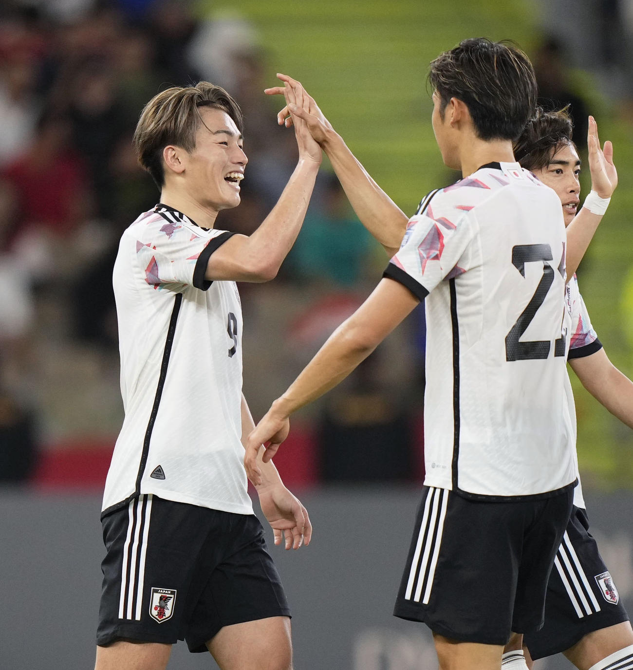日本対シリア　前半、チーム2点目のゴールを決め喜ぶ上田（左）（共同）