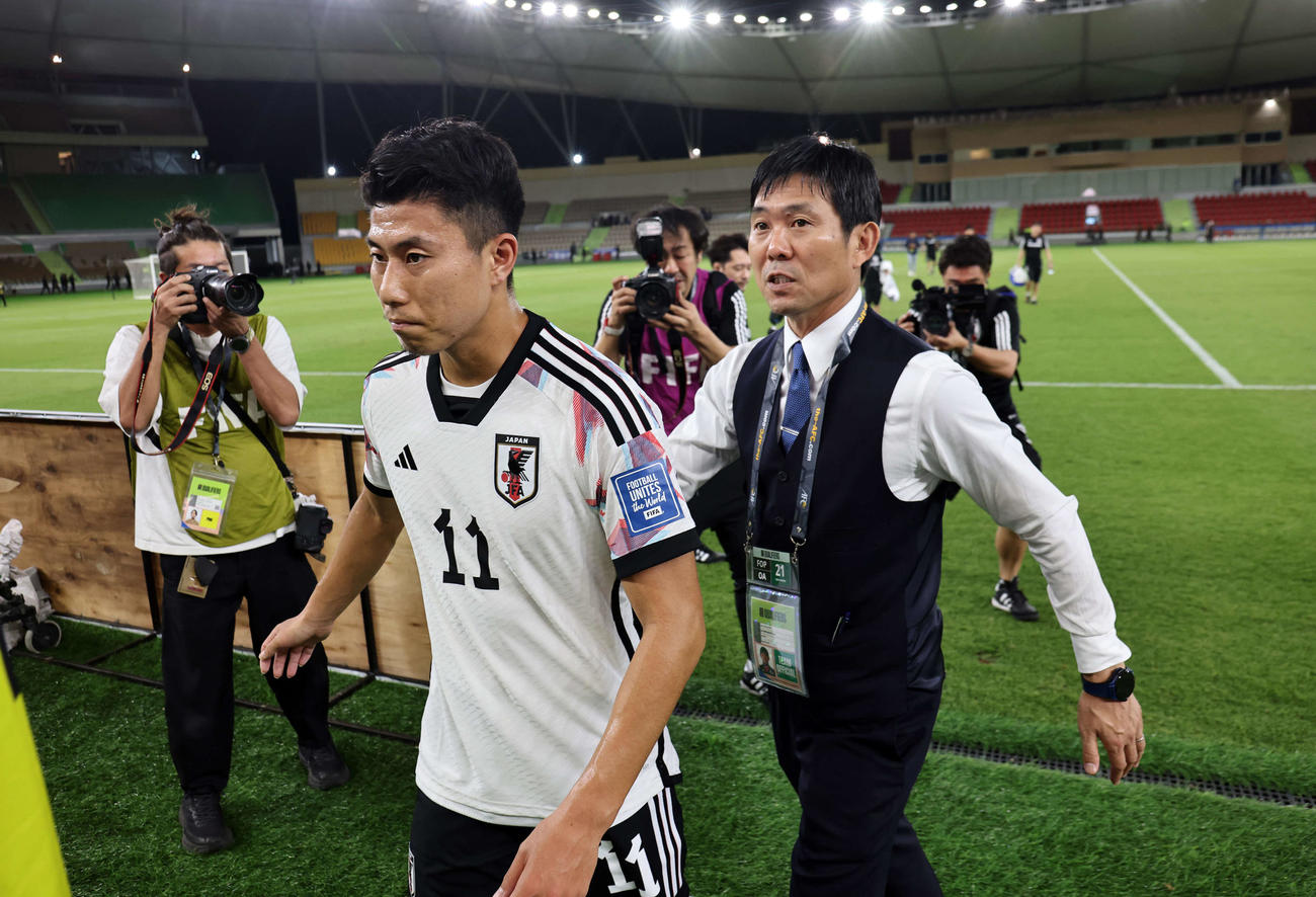 日本対シリア　勝利した森保監督（右）はゴールを決めた細谷と引き揚げる（撮影・パオロ　ヌッチ）